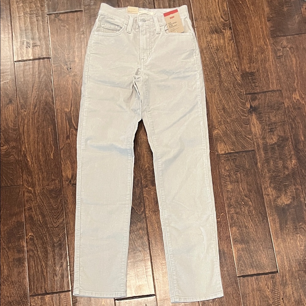 Levi’s 724 High-Rise Slim Straight Corduroy Chateau Gray